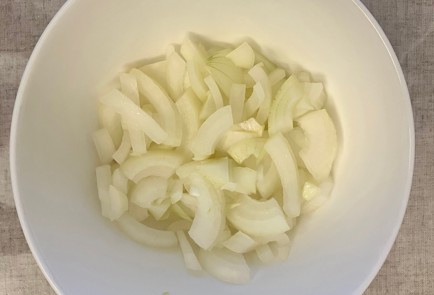 Фото шага рецепта Горбуша в фольге с маринованным луком 190843 шаг 3  