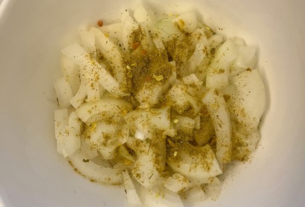 Фото шага рецепта Горбуша в фольге с маринованным луком 190843 шаг 4  