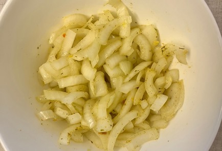 Фото шага рецепта Горбуша в фольге с маринованным луком 190843 шаг 7  