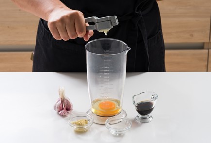 Фото шага рецепта Спрингроллы с креветками персиками и листьями настурции 152556 шаг 1  