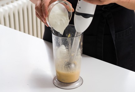 Фото шага рецепта Спрингроллы с креветками персиками и листьями настурции 152556 шаг 2  