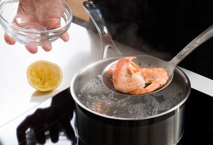 Фото шага рецепта Спрингроллы с креветками персиками и листьями настурции 152556 шаг 4  