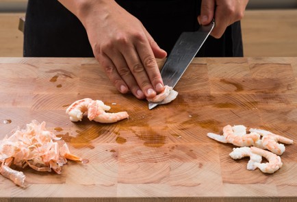 Фото шага рецепта Спрингроллы с креветками персиками и листьями настурции 152556 шаг 5  