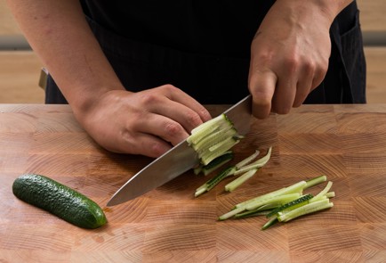 Фото шага рецепта Спрингроллы с креветками персиками и листьями настурции 152556 шаг 7  