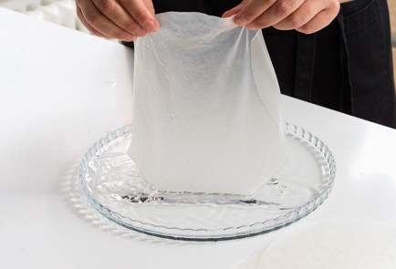 Фото шага рецепта Спрингроллы с креветками персиками и листьями настурции 152556 шаг 8  