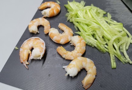 Фото шага рецепта Спрингроллы с креветками 190528 шаг 4  