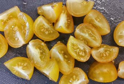 Фото шага рецепта Средиземноморский салат с песто 152650 шаг 2