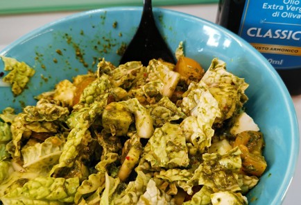 Фото шага рецепта Средиземноморский салат с песто 152650 шаг 9