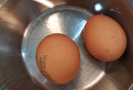 Фото шага рецепта Средиземноморский салат с тунцом и яйцами 152756 шаг 1  