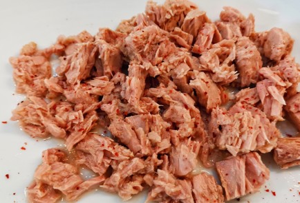 Фото шага рецепта Средиземноморский салат с тунцом и яйцами 152756 шаг 2  