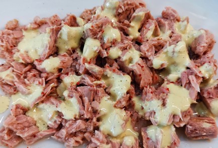 Фото шага рецепта Средиземноморский салат с тунцом и яйцами 152756 шаг 3  