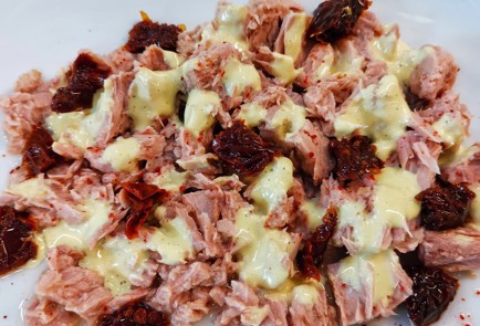 Фото шага рецепта Средиземноморский салат с тунцом и яйцами 152756 шаг 4  