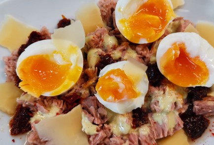 Фото шага рецепта Средиземноморский салат с тунцом и яйцами 152756 шаг 6  