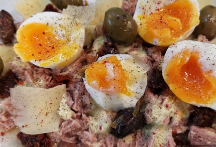 Фото шага рецепта Средиземноморский салат с тунцом и яйцами 152756 шаг 8  