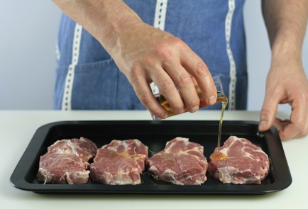 Фото шага рецепта Стейк из свиной шеи в маринаде из бальзамико 48721 шаг 2  