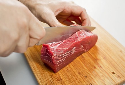 Фото шага рецепта Стейк из тунца с гарниром из брюссельской капусты 30378 шаг 2  