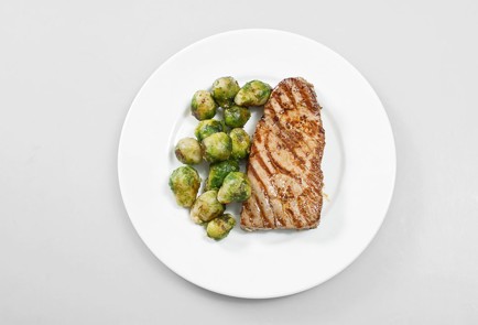 Фото шага рецепта Стейк из тунца с гарниром из брюссельской капусты 30378 шаг 8  