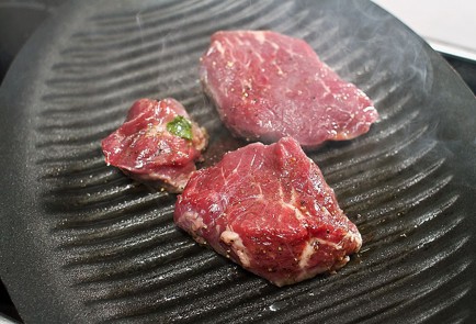 Фото шага рецепта Стейк с мятой и бальзамическим уксусом 31109 шаг 5  