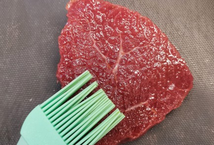 Фото шага рецепта Стейк из говяжьего антрекота 152935 шаг 2  