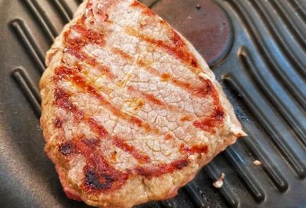 Фото шага рецепта Стейк из говяжьего антрекота 152935 шаг 4  