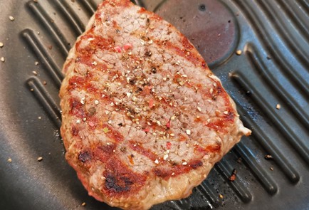 Фото шага рецепта Стейк из говяжьего антрекота 152935 шаг 5  