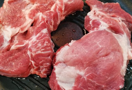 Фото шага рецепта Стейк из свиной шейки с шафраном 152384 шаг 1  