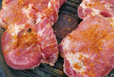 Фото шага рецепта Стейк из свиной шейки с шафраном 152384 шаг 2  