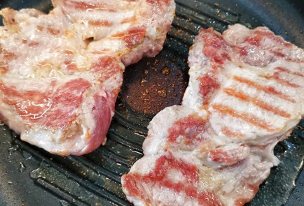 Фото шага рецепта Стейк из свиной шейки с шафраном 152384 шаг 3  