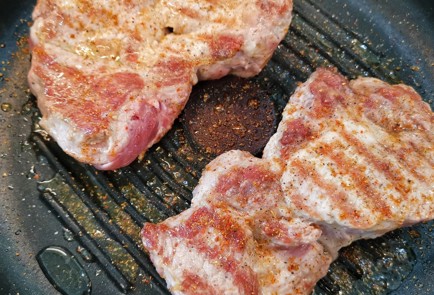 Фото шага рецепта Стейк из свиной шейки с шафраном 152384 шаг 4  