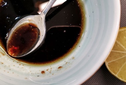 Фото шага рецепта Стейк лосося с маринованным луком 152258 шаг 1  