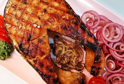 Фото шага рецепта Стейк лосося с маринованным луком 152258 шаг 10  