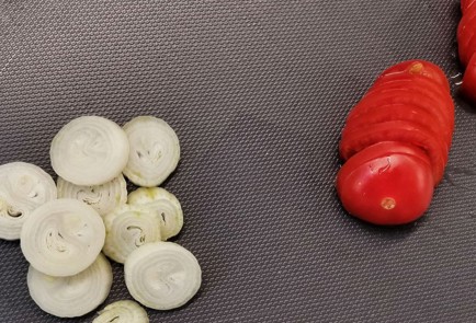 Фото шага рецепта Стейк лосося с маринованным луком 152258 шаг 2  