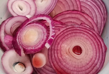 Фото шага рецепта Стейк лосося с маринованным луком 152258 шаг 5  