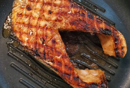 Фото шага рецепта Стейк лосося с маринованным луком 152258 шаг 7  