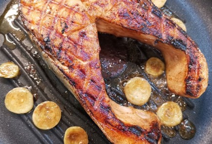 Фото шага рецепта Стейк лосося с маринованным луком 152258 шаг 8  