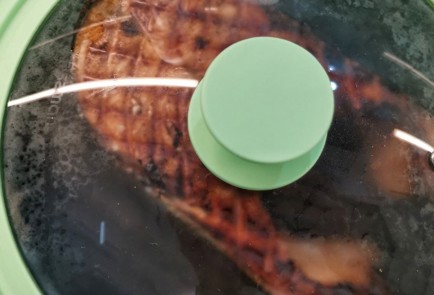 Фото шага рецепта Стейк лосося с маринованным луком 152258 шаг 9  