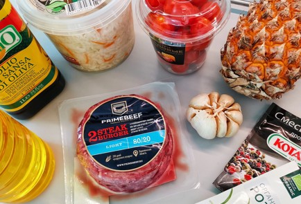 Фото шага рецепта Стейкбургер с ананасом и гарниром из квашеной капусты 151372 шаг 1  