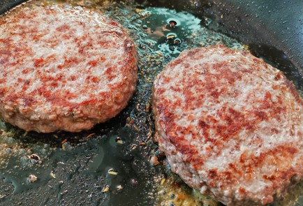 Фото шага рецепта Стейкбургер с ананасом и гарниром из квашеной капусты 151372 шаг 10  