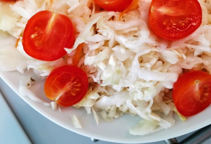 Фото шага рецепта Стейкбургер с ананасом и гарниром из квашеной капусты 151372 шаг 17  