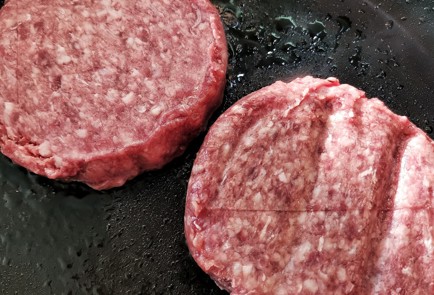 Фото шага рецепта Стейкбургер с ананасом и гарниром из квашеной капусты 151372 шаг 6  