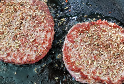 Фото шага рецепта Стейкбургер с ананасом и гарниром из квашеной капусты 151372 шаг 8  