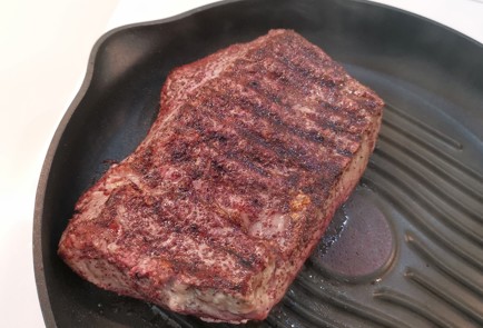 Фото шага рецепта Стейк Black Angus на сковороде 174164 шаг 7  