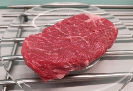 Фото шага рецепта Стейк денвер 175945 шаг 1  