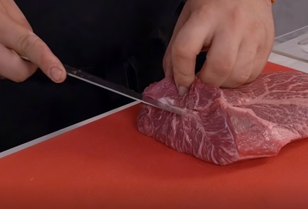 Фото шага рецепта Стейк флэтайрон с можжевеловым соусом и картофельным пюре 137043 шаг 1