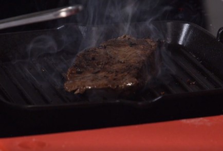 Фото шага рецепта Стейк флэтайрон с можжевеловым соусом и картофельным пюре 137043 шаг 3