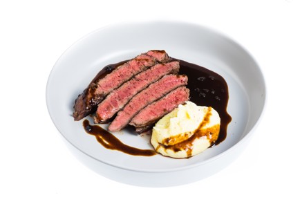 Фото шага рецепта Стейк флэтайрон с можжевеловым соусом и картофельным пюре 137043 шаг 5