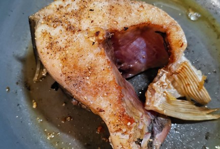 Фото шага рецепта Стейк из амура на сковороде 173959 шаг 5  