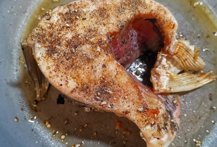 Фото шага рецепта Стейк из амура на сковороде 173959 шаг 6  