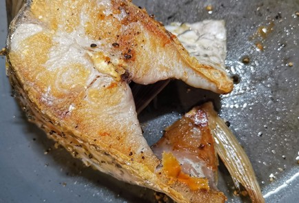 Фото шага рецепта Стейк из амура на сковороде 173959 шаг 7  