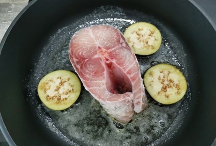 Фото шага рецепта Стейк из белого амура 187624 шаг 7  